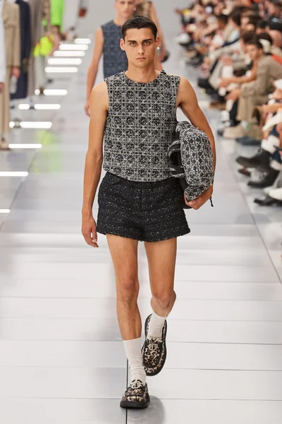 Look 16